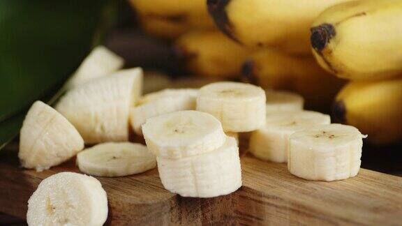 香蕉片放在木砧板上慢慢旋转