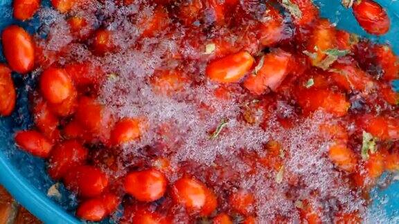 西红柿落入水中制作传统的番茄酱