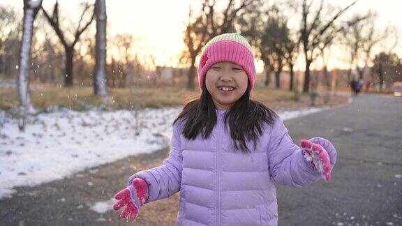 可爱的小女孩在享受雪