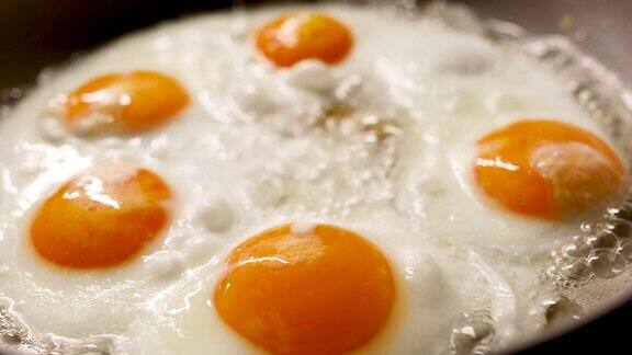 平底锅里有五个鸡蛋