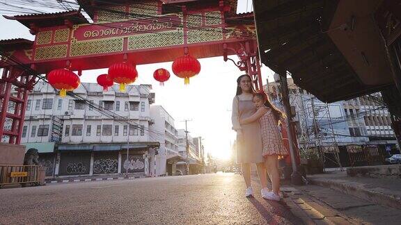 亚洲女孩在中国农历新年在中国城