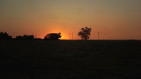 农用联合收割机在日落时收割麦田