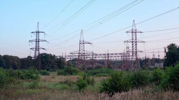 自然界中的输电线路蓝色天空背景上的高压电力塔高大的钢塔和电线分配电力
