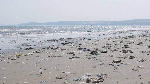 海滩上的塑料垃圾和垃圾静态的照片