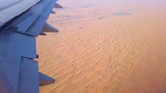 一架飞机飞过沙漠的窗口视图