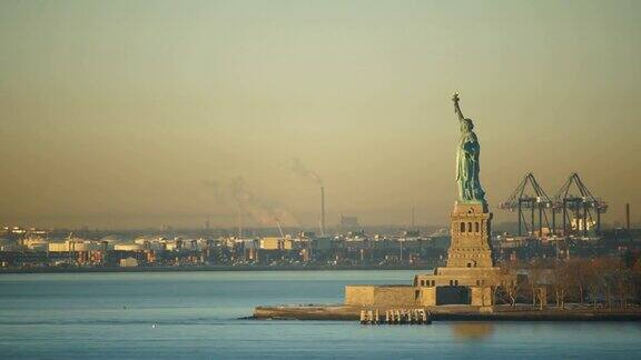 自由女神像在纽约港的时间流逝与货运卡车在纽约港和新泽西