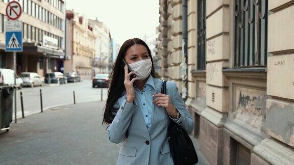 在城市街道上戴着防护面具的女人