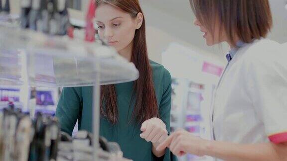 年轻女子在药店选择化妆品