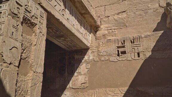 MedinetHabu神庙埃及卢克索位于MedinetHabu的拉美西斯三世殡仪馆是埃及卢克索西岸的一个重要的新王国时期建筑
