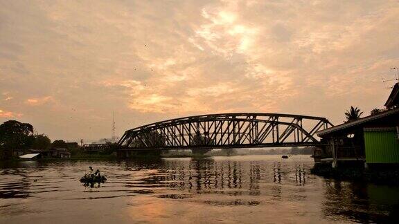 泰国清晨传统火车在乡村铁路桥上行驶