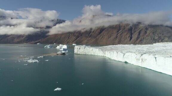 无人机镜头向后飞行冰川与冰山格陵兰冰川无人机镜头气候变化