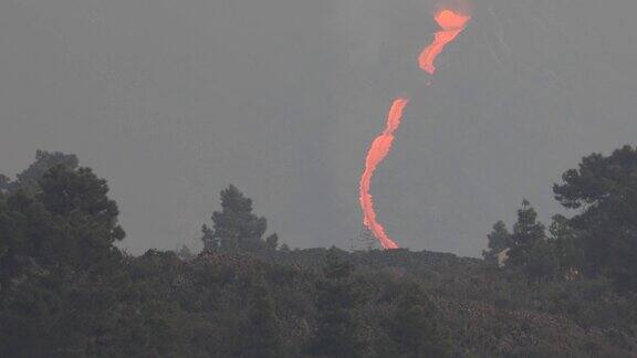 拉帕尔马火山在黄昏时分喷发熔岩流流不息神奇的声音!