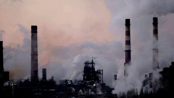 城市工业区的工厂烟囱正在冒烟