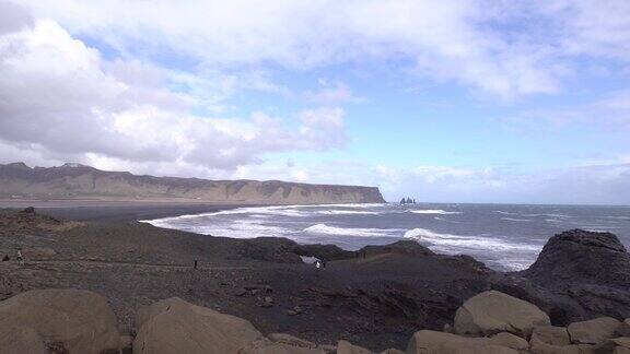 暴风雨阴沉的一天在黑沙滩维克Reynisfjara在冰岛南部欧洲巨大的海浪在大西洋上