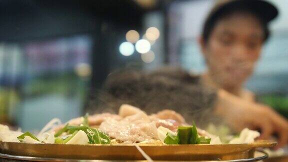 泰式叉烧猪肉配蔬菜汤放在炭锅上