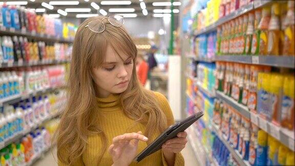 女性顾客在超市使用平板电脑