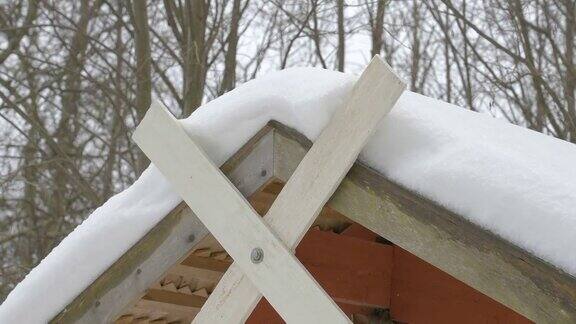爱沙尼亚的木屋屋顶上覆盖着厚厚的白雪