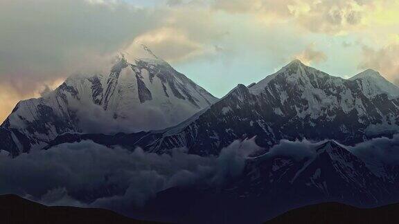 雪峰上夜幕降临的时间云朵在尼尔吉利山顶盘旋