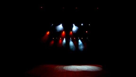 自由舞台上有红灯照明设备烟雾