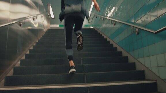 运动员跑上地铁的楼梯