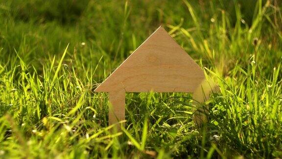 绿色草地上有一扇大窗户的微型木屋