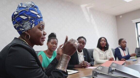 成功的非洲女商人主持员工会议