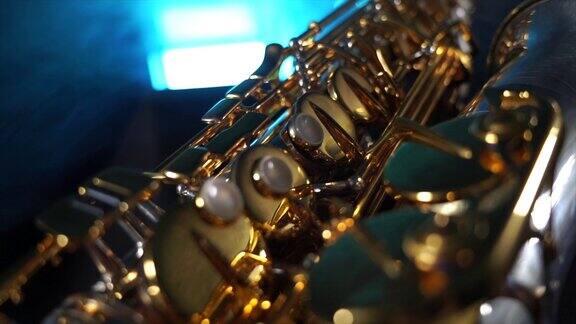 金色闪亮的中音萨克斯管与蓝色烟雾缪斯和创造力