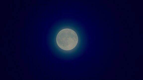 夜晚的月亮在深蓝色的天空
