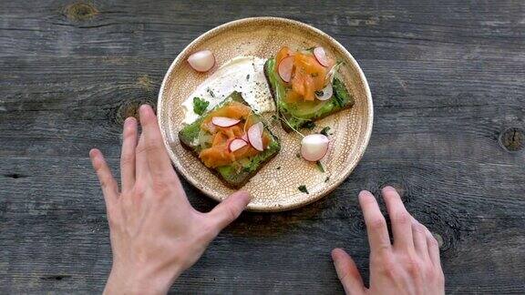 俯视图的健康三明治吐司与生菜火腿奶酪鲑鱼和咖啡和茶在一个木制的背景