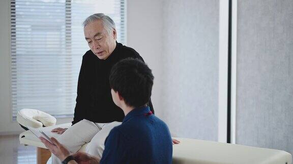 物理治疗师为老年男性病人检查及提供建议