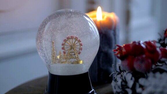 圣诞装饰品闪亮的魔法水晶球雪花落在城市上