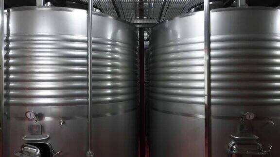 酿酒厂用于发酵葡萄酒的钢桶高质量4k镜头