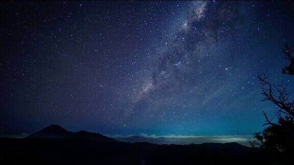 印度尼西亚东爪哇溴火山夜空上的银河