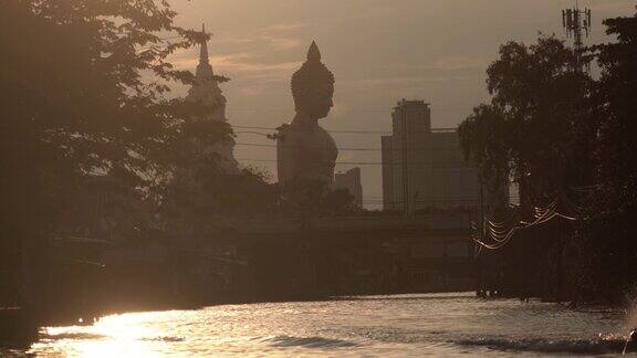 傍晚的日落泰国曼谷的大佛雕像