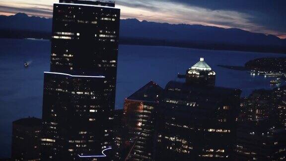 夜间直升机飞过西雅图大楼