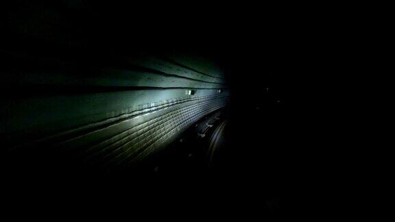 地铁列车驶过黑暗隧道的时间间隔
