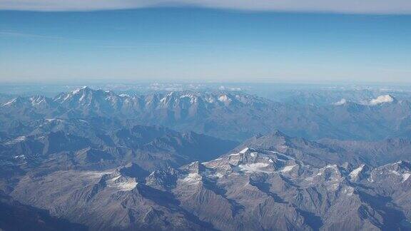 在秋天飞越欧洲阿尔卑斯山勃朗峰和冰川的景观从飞机窗口鸟瞰图