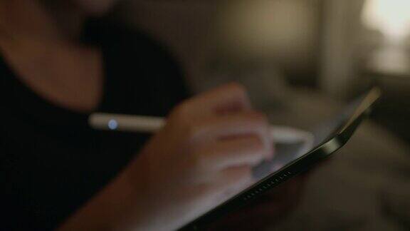 女人用钢笔画iPad