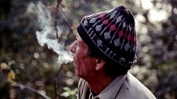 一个吸烟的印度男人的特写也被称为beedi