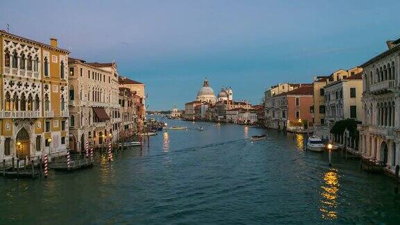 时间流逝:意大利威尼斯著名的大运河和圣玛丽亚大教堂