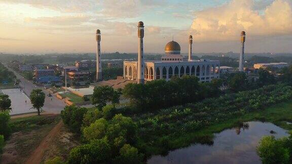 无人机在泰国颂卡哈雅市颂卡中央清真寺的日出场景