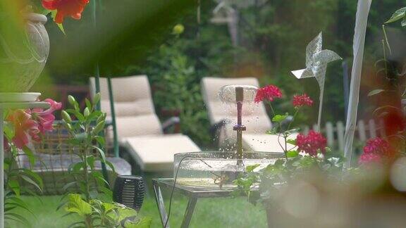 花园中舒适的日光浴床和喷泉慢动作180帧秒