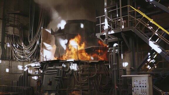 炼钢炉中的钢生产冶金学铸造锭电弧炉车间电弧炉生产钢铁的工厂电炉关闭了