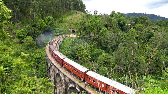 火车经过九拱桥的全景斯里兰卡