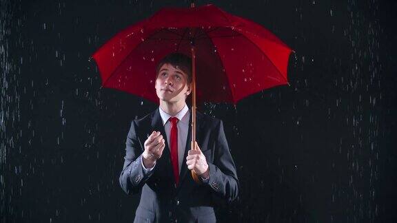雨中撑伞的人