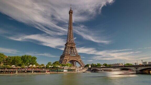 阳光明媚的一天美丽的天空巴黎城市著名的河边交通海湾塔观看时间推移的全景4k法国
