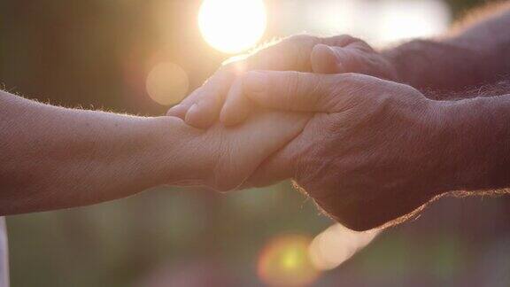 老夫妇有一个爱的时刻和手牵手