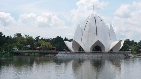 美丽的白色教堂在WatSantiwanaram在Udonthani省泰国