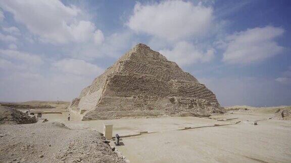 古金字塔在埃及吉萨的蓝天