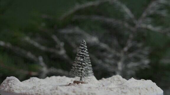 塑料圣诞树在雪中旋转